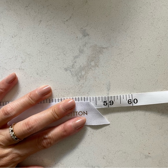 Authentic LV box and ribbon packaging, good condition - Picture 6 of 8